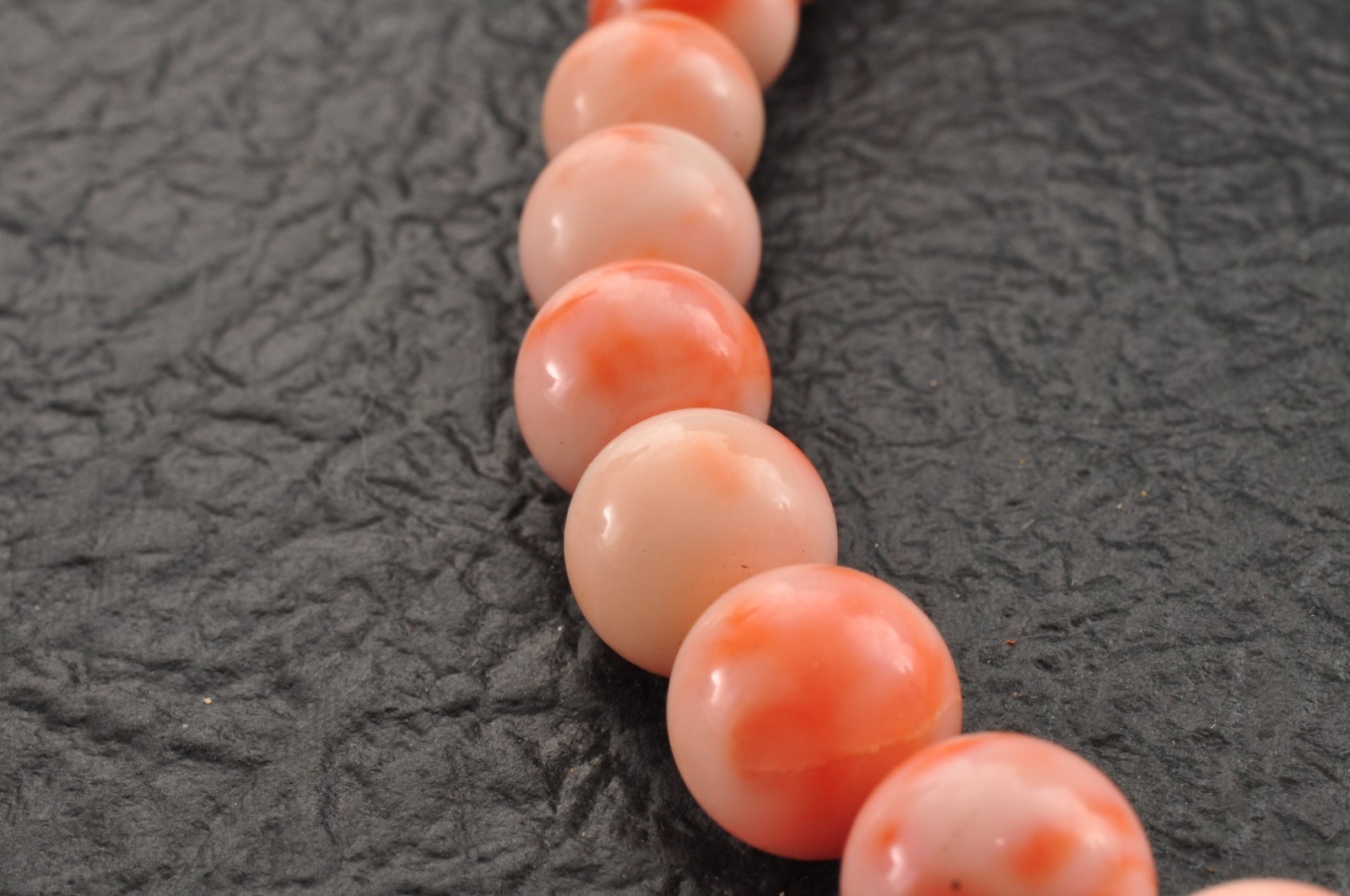 Vintage Angel skin coral Necklace (17.3in, 405t) , with “Certificate” and box.