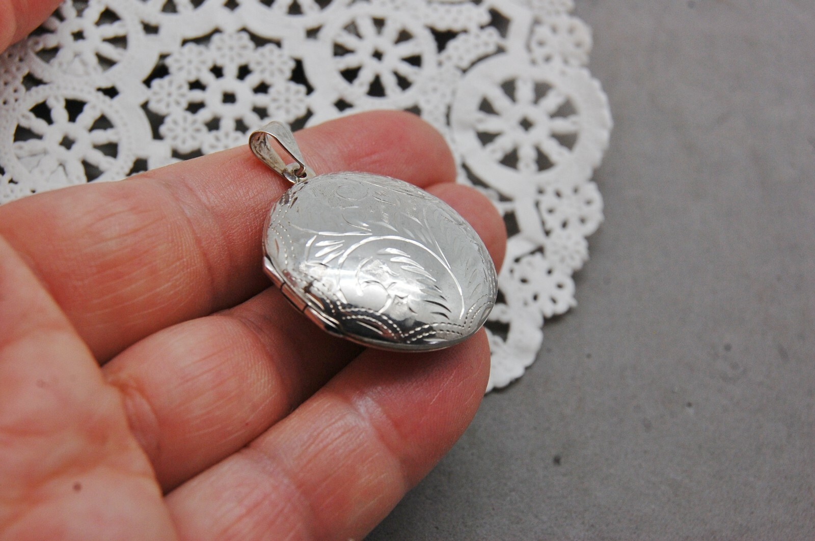 Hand Engraved Sterling Silver Photo Locket / Memento Holder Pendant 1 1/4″ 8 gr