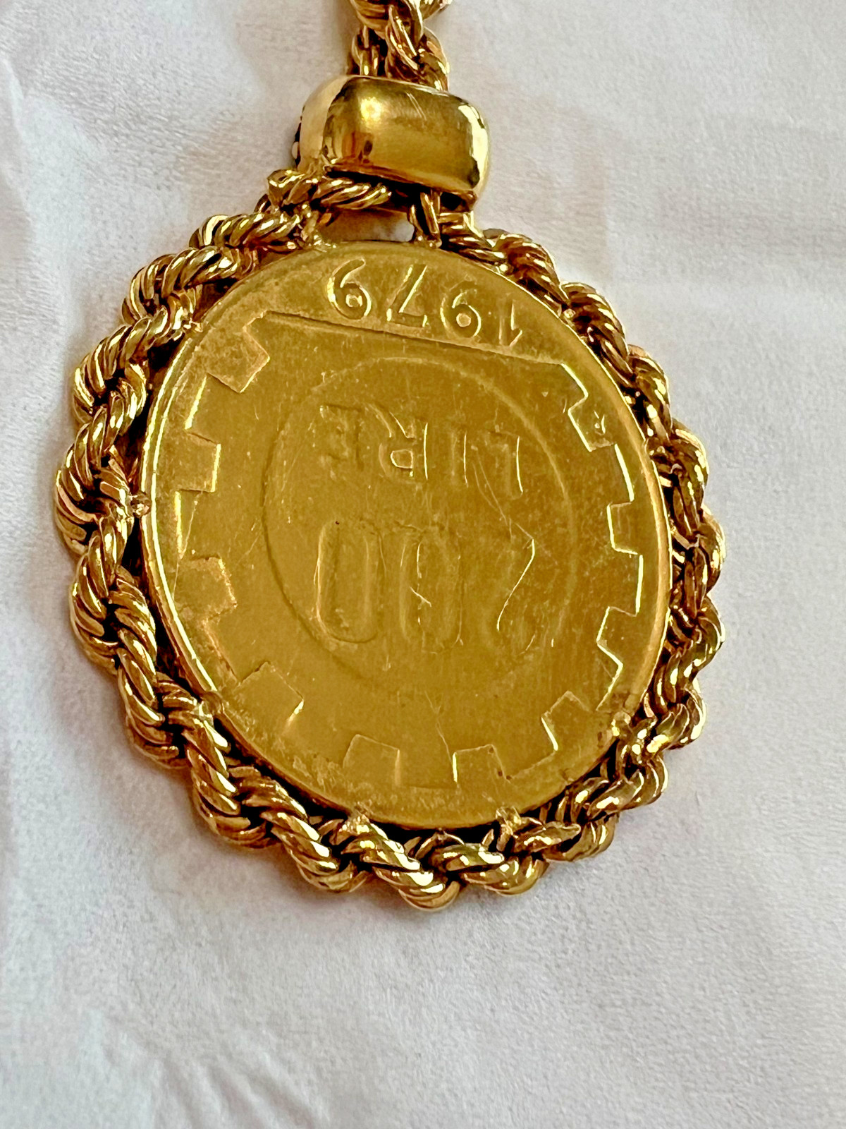 BRONZO MILOR ITALY 200 Lire 1979 Coin Pendant w/ 17” Necklace in Gold