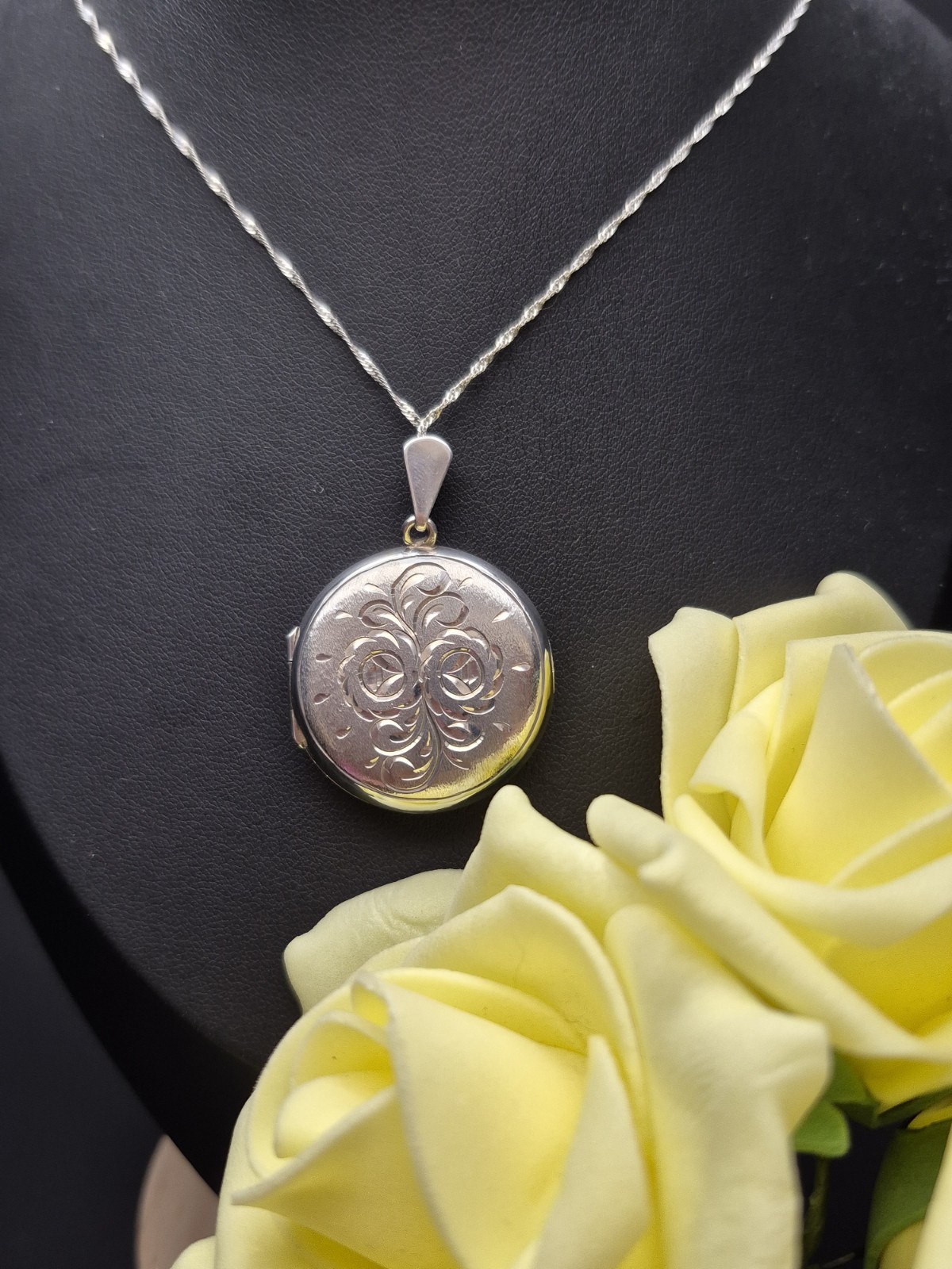 LOCKET – Beautiful Vintage Sterling Silver Round Floral Etched Photo Locket.