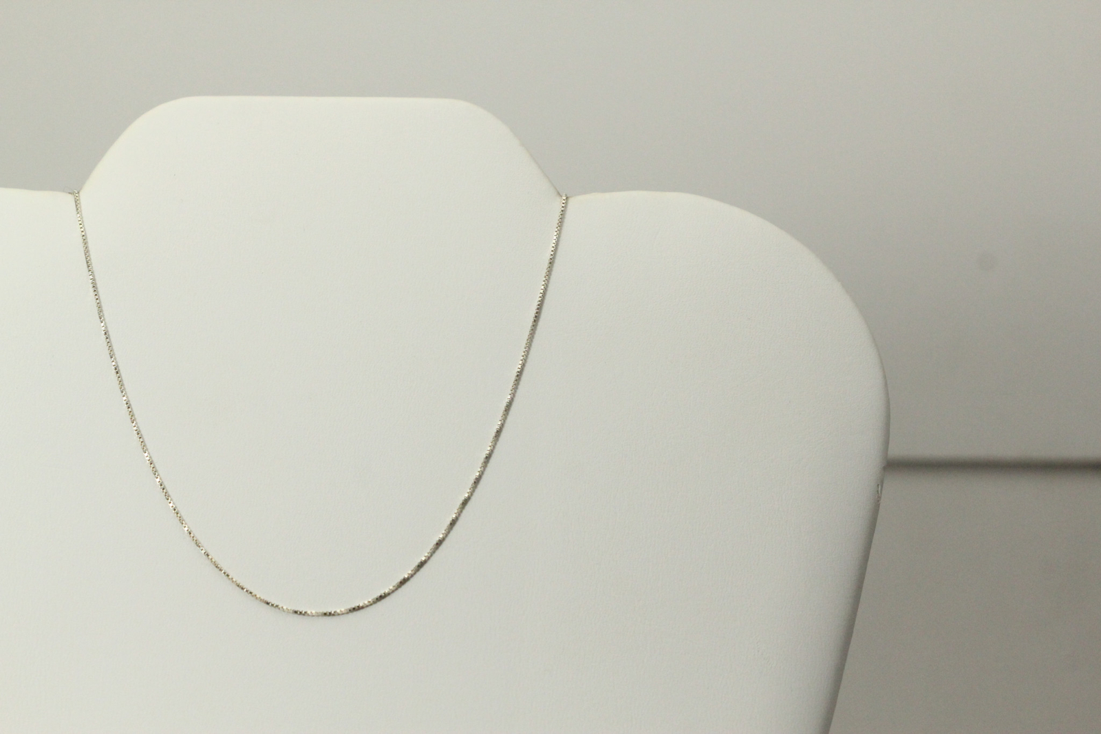925 Sterling Silver 18″ Long Thin Box Chain Necklace 1.4 Grams (NEC5116)