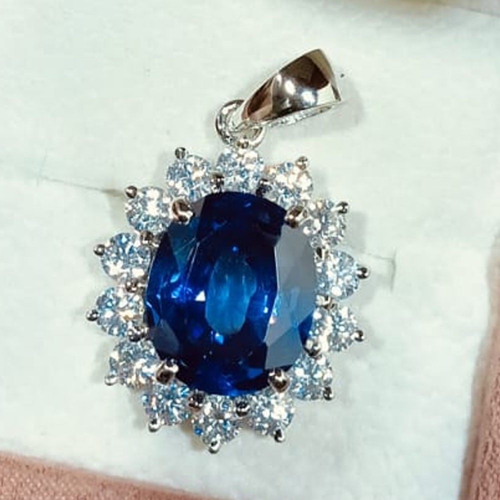 10.0Carat Oval Shape Natural Tanzanite and Diamond Pendant 18K White Gold Plated