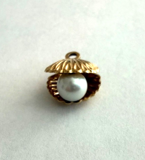 14k Yellow Gold Shell with Pearl Pendant