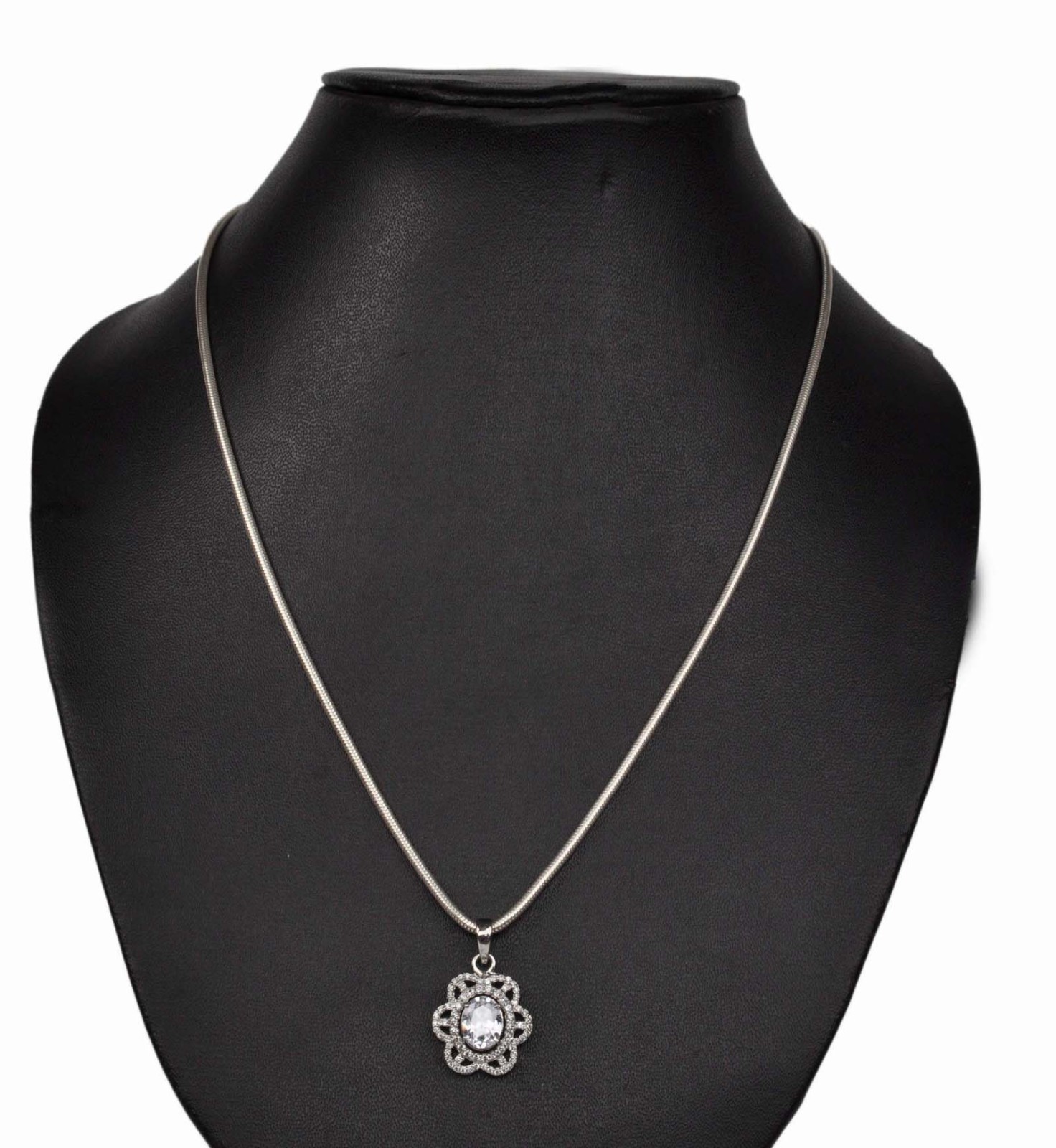 D/VVS1 2.50 Carats Oval Shape Women’s Pendant In 925 Silver – Tariffs Free