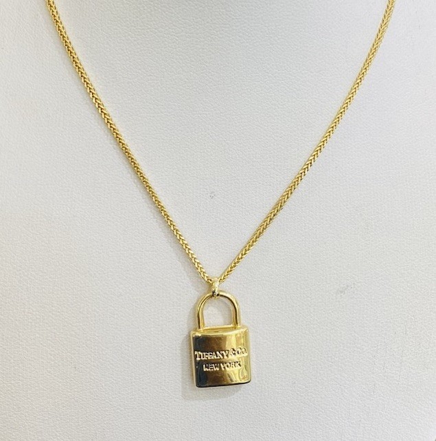 Used 18K Solid Yellow Gold Link Necklace & Key Pendant 3.9Grams(19 Inches)1.6mm