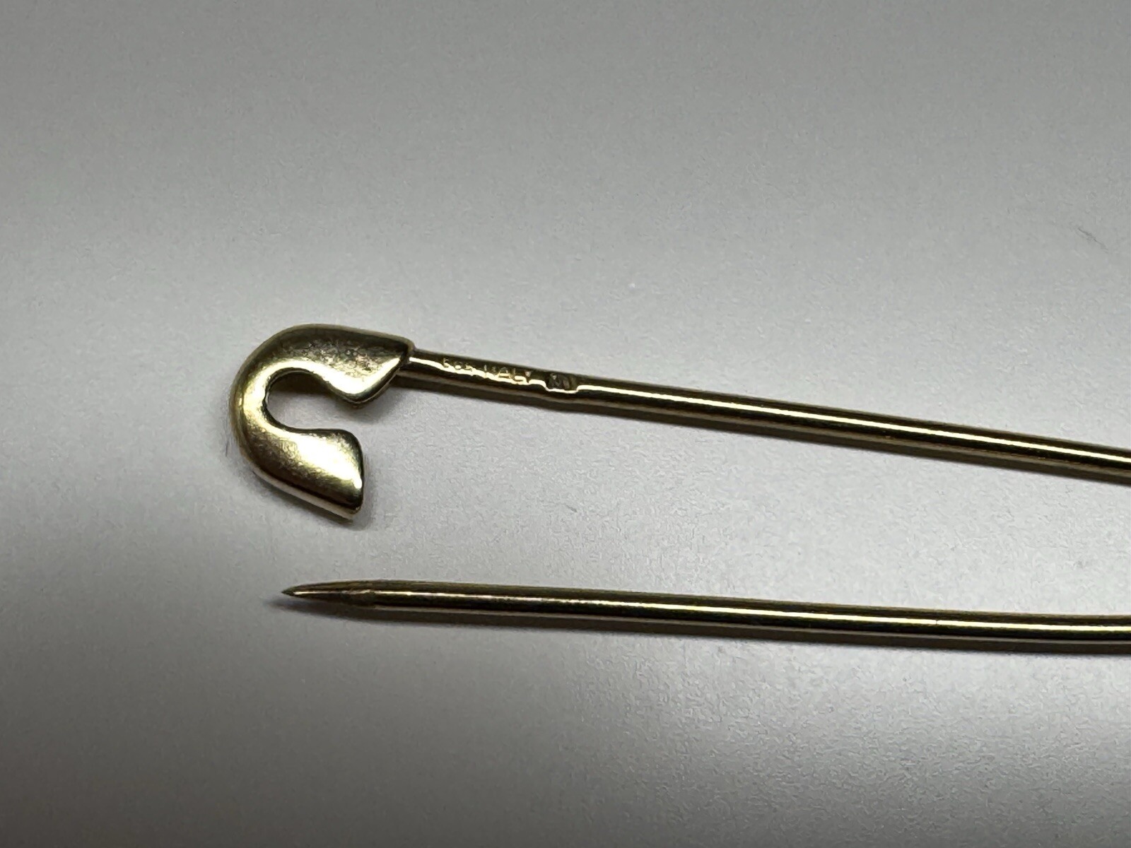 14 karat solid yellow gold pin made in italy
