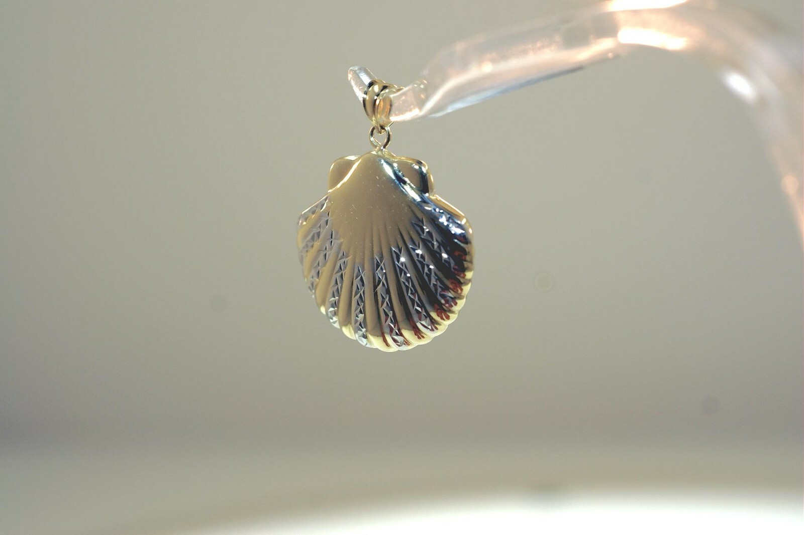 23.5MM 2-TONE 14K YELLOW GOLD DC HAWAIIAN 2-SIDED PUFF SCALLOP SEASHELL PENDANT