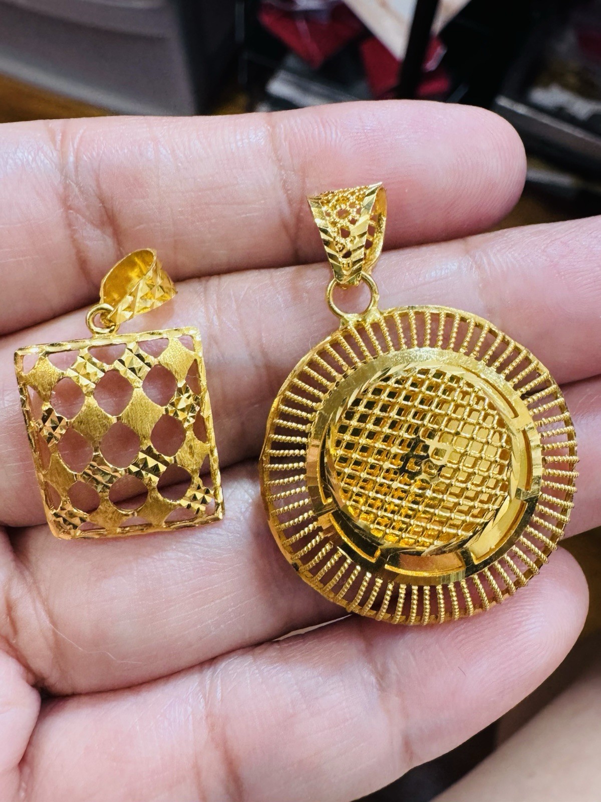 22K 916 22C Real Gold Two Set of Pendant 1 x Rectangle & 1x Round 6.94g