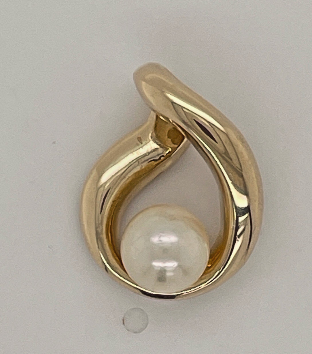 14k Yellow Gold 11/16″ High 6.7mm Round Pearl Bypass Pendant 3.8 Grams