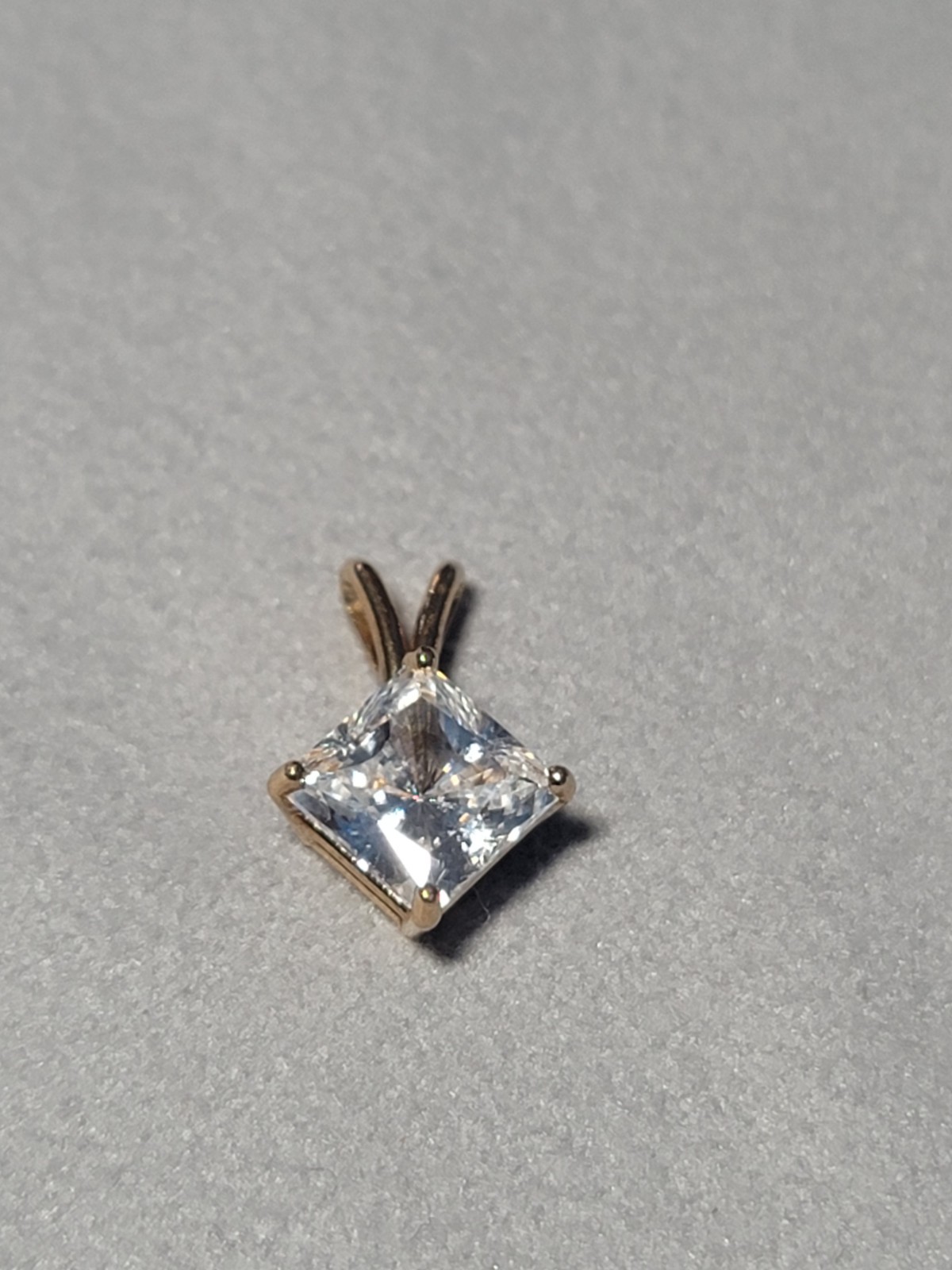 10k CZ Yellow Gold Pendant 1.17 grams