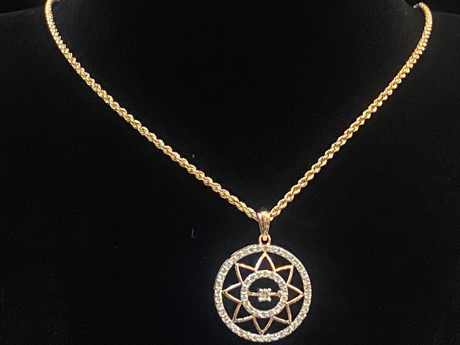 1.22 Cts Round Brilliant Cut Diamonds Medallion Rope Chain Necklace In 14K Gold