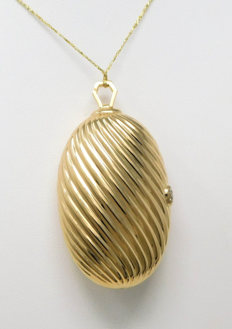 BVLGARI BULGARI 18 kt Yellow Gold 2 Photo Oval Shaped Locket 30.2 grams B9383