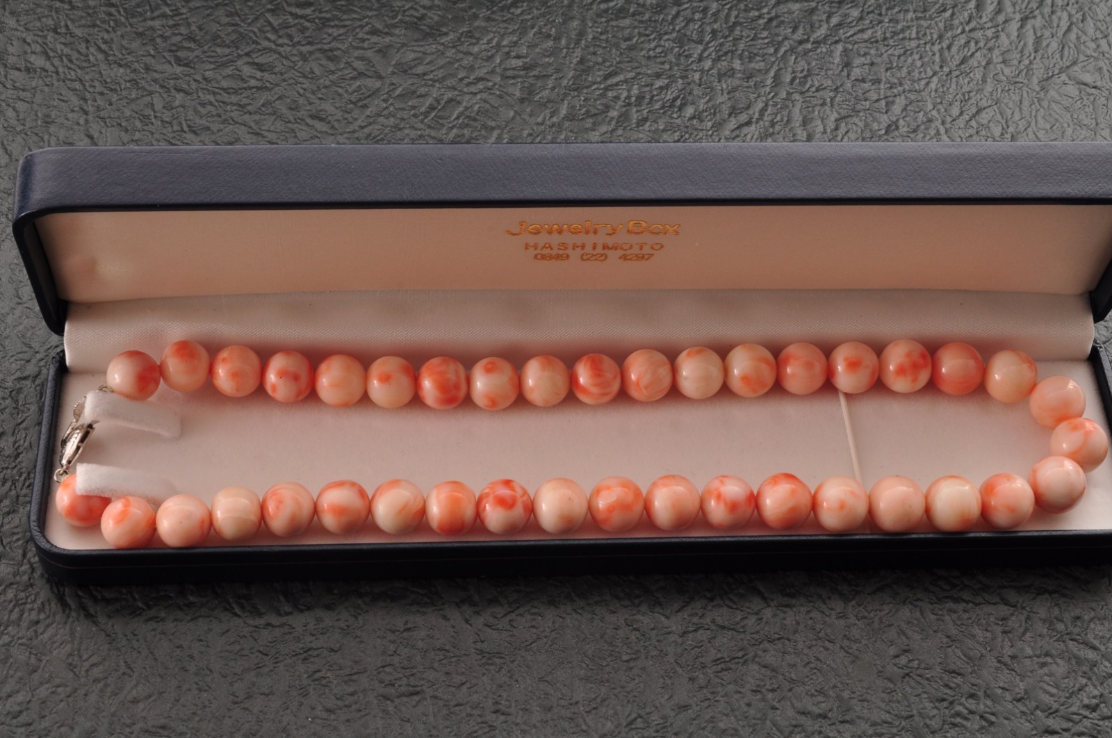 Vintage Angel skin coral Necklace (17.3in, 405t) , with “Certificate” and box.