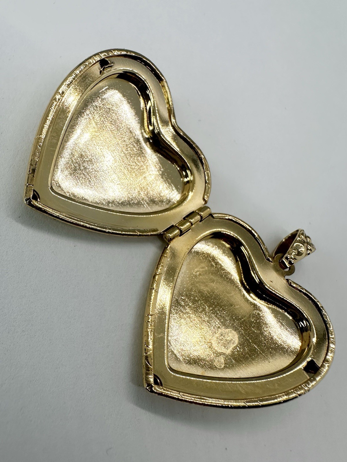 ⛎ NEW Vintage Gold Tone Engraved Heart Photo Locket Pendant Floral Scroll 30mm