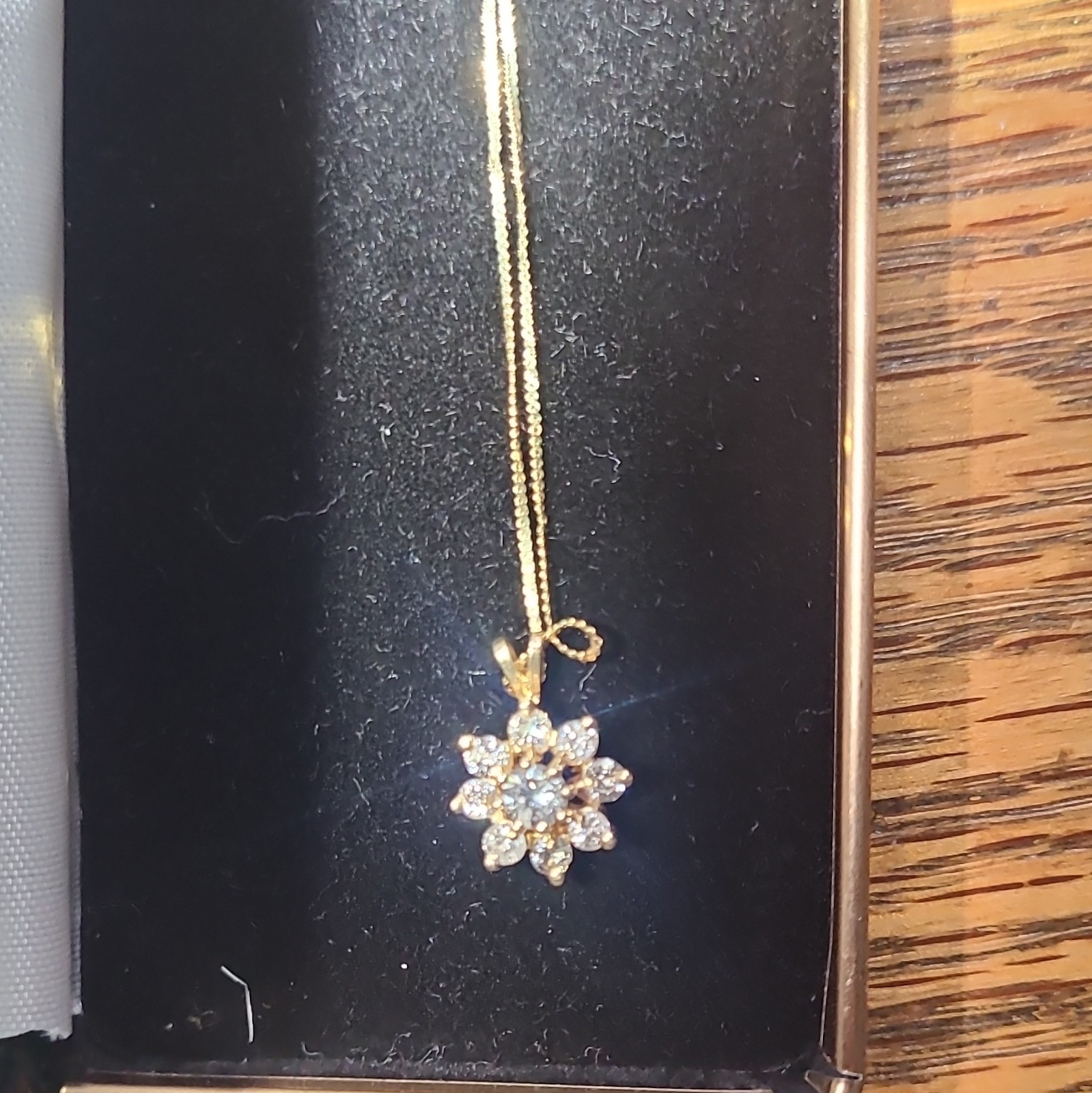 1 Carot 14K Yellow Gold 8-Diamond Flower Cluster Pendant Necklace . 3g