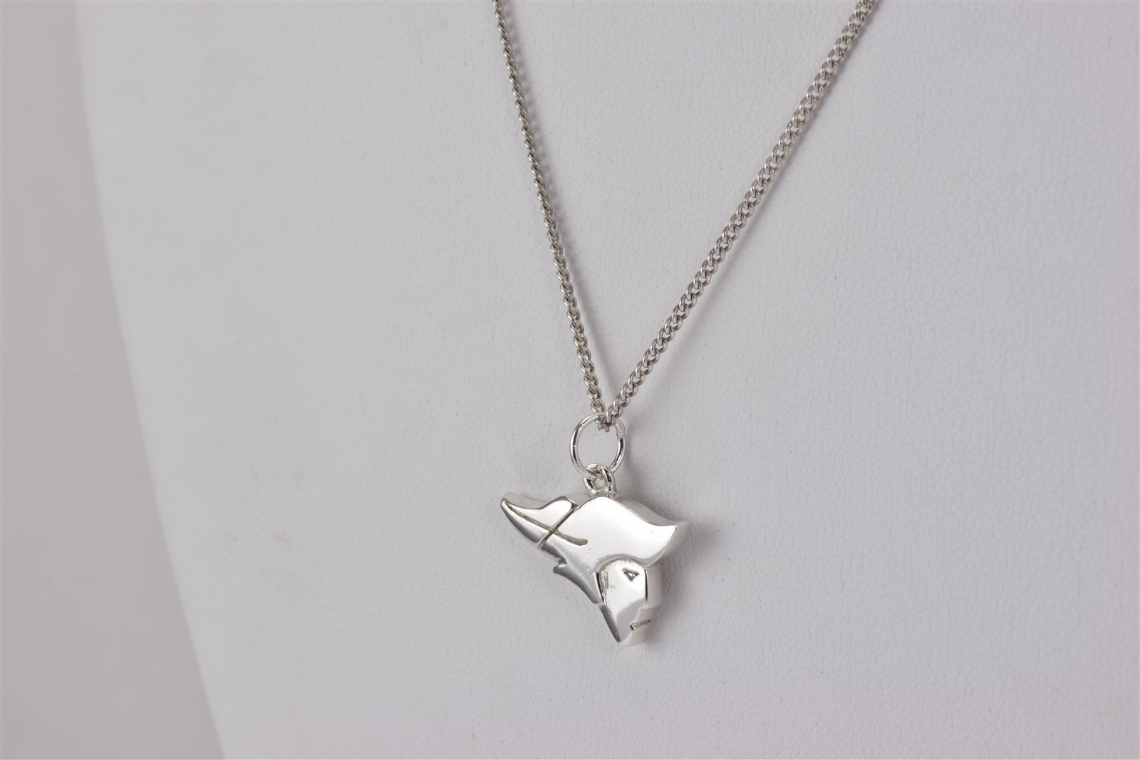 Sterling Silver 16mm x 22mm Patriot Loyalist Pendant 18″ Chain