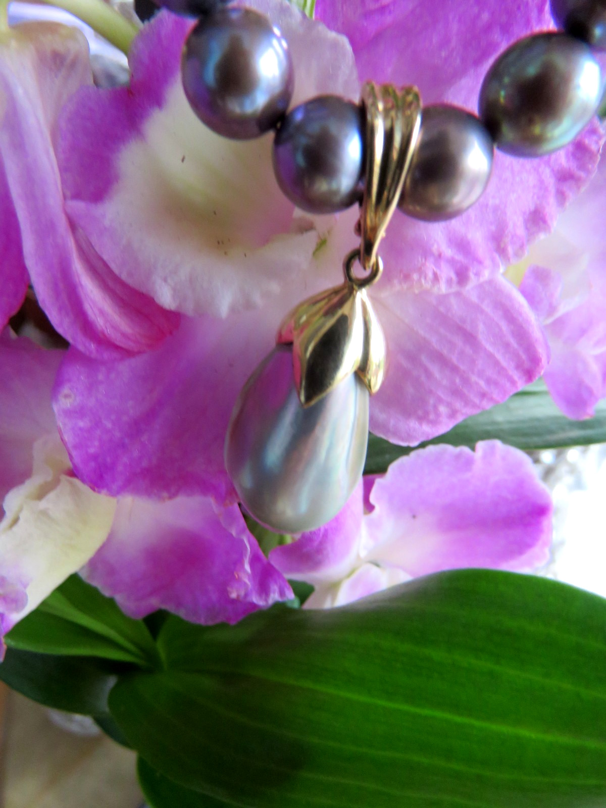 Solid 14K Yellow Gold Enhancer Pendant w/Peacock Pearl Beaded Necklace 53gr 18″