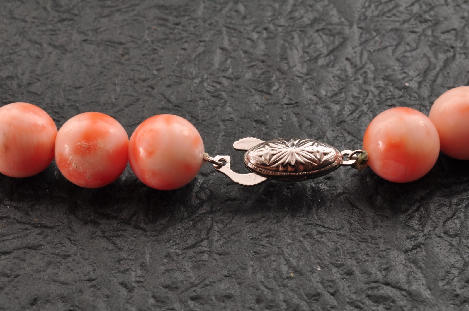 Vintage Angel skin coral Necklace (17.3in, 405t) , with “Certificate” and box.
