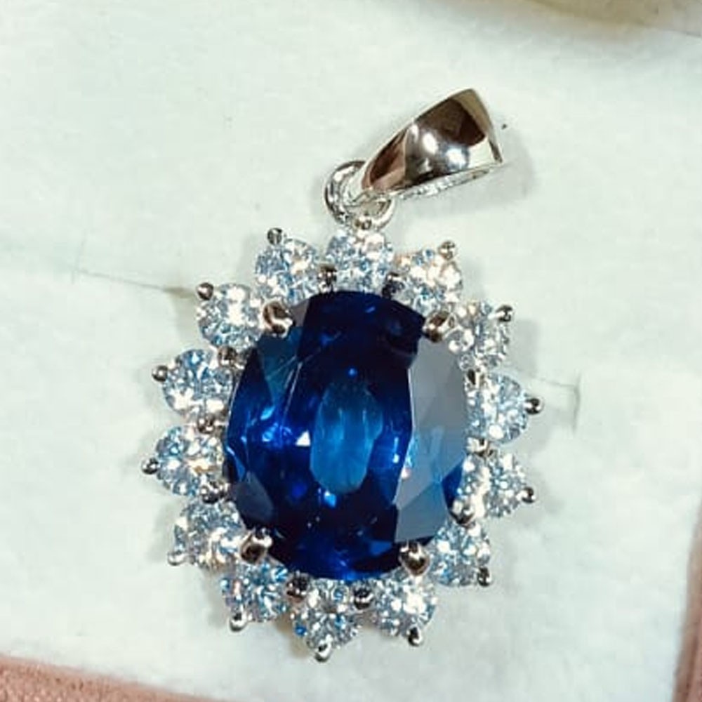 10.0Carat Oval Shape Natural Tanzanite and Diamond Pendant 18K White Gold Plated