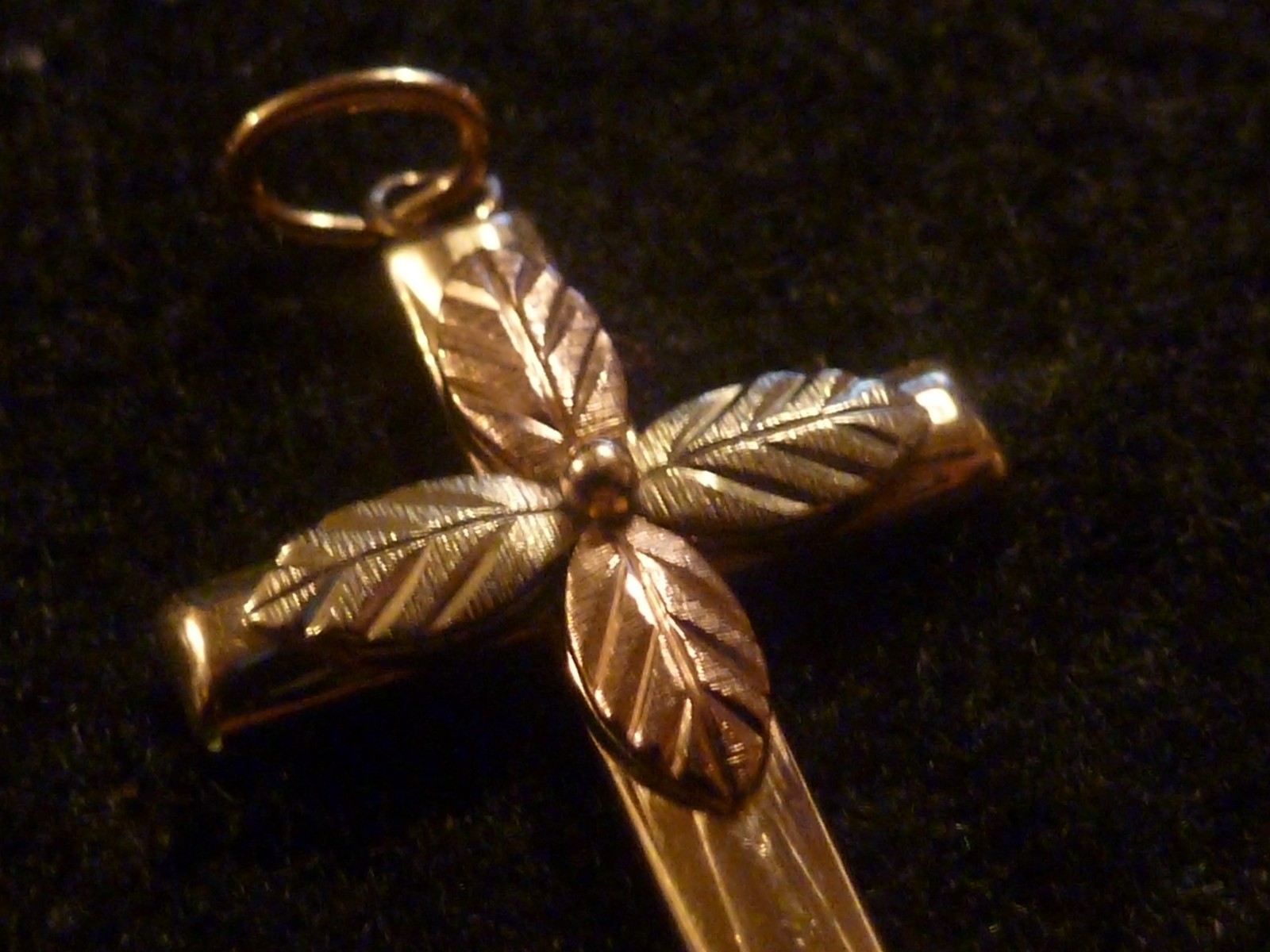 VINTAGE 10K SOLID YELLOW/ROSE/WHITE GOLD COLEMAN CO. POLISHED LEAF CROSS PENDANT