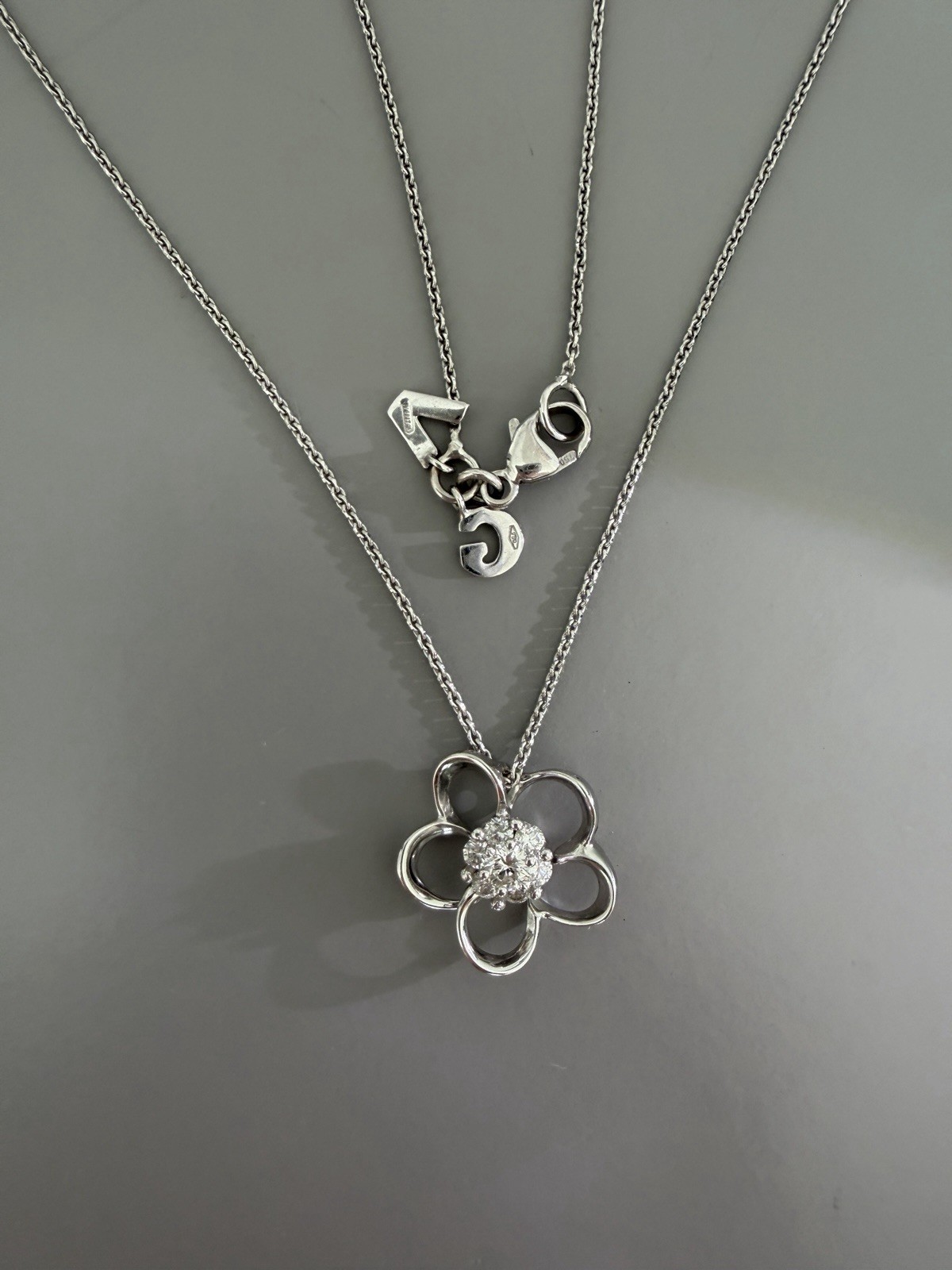 18K Giorgio Visconti ITALY White Gold Diamond Flower Necklace 7-Stone Cluster