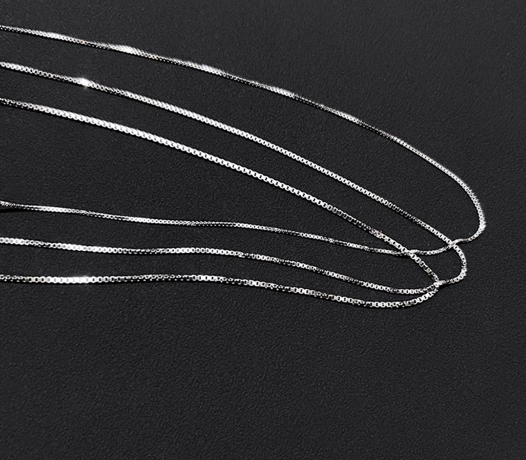 Pretty 14K Solid White Gold 0.45mm Classic White Box Chain Necklace – 18 Inch