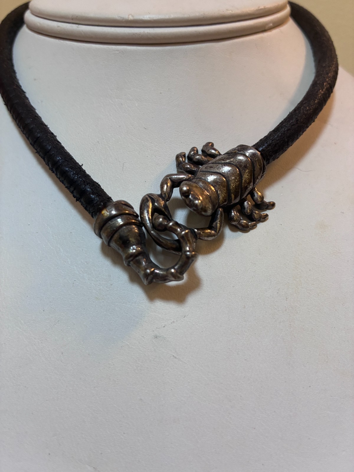 VINTAGE SILVER SCORPION CLASP CLOSURE LEATHER CHOKER NECKLACE
