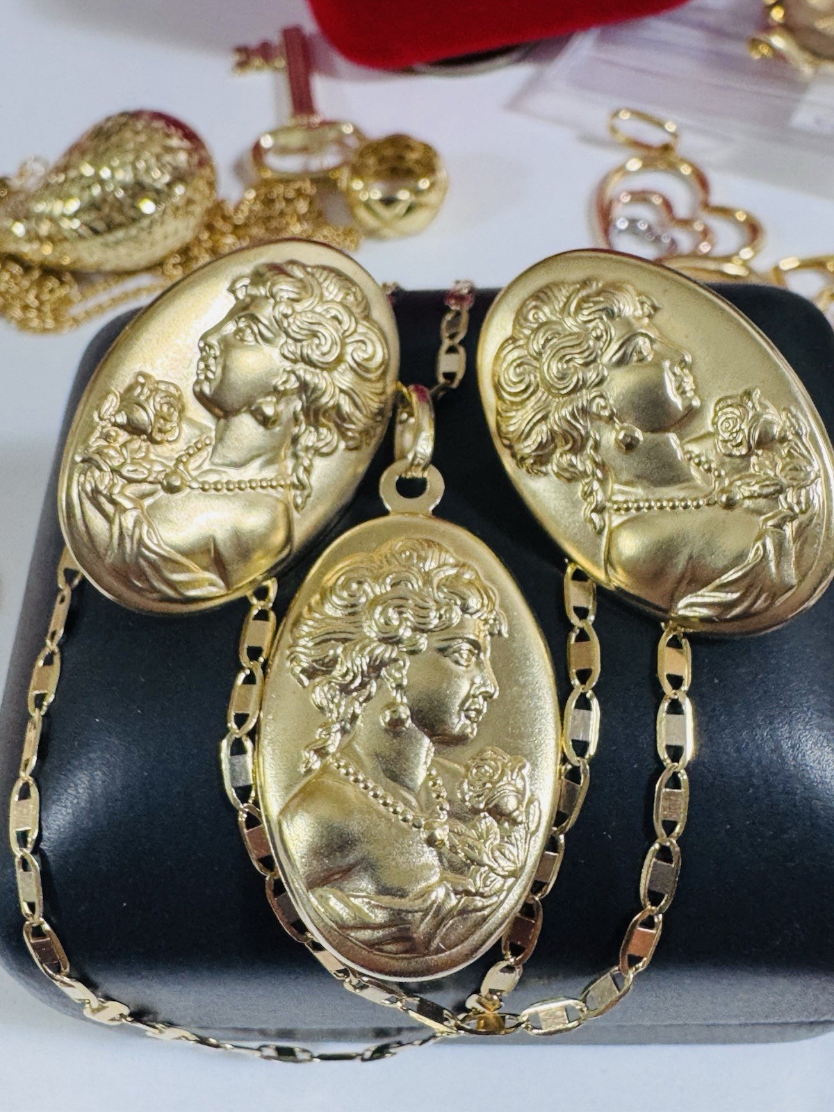18K 750 Gold Set Queen Elizabeth Earring & Necklace 18” Long 7.6g 3mm