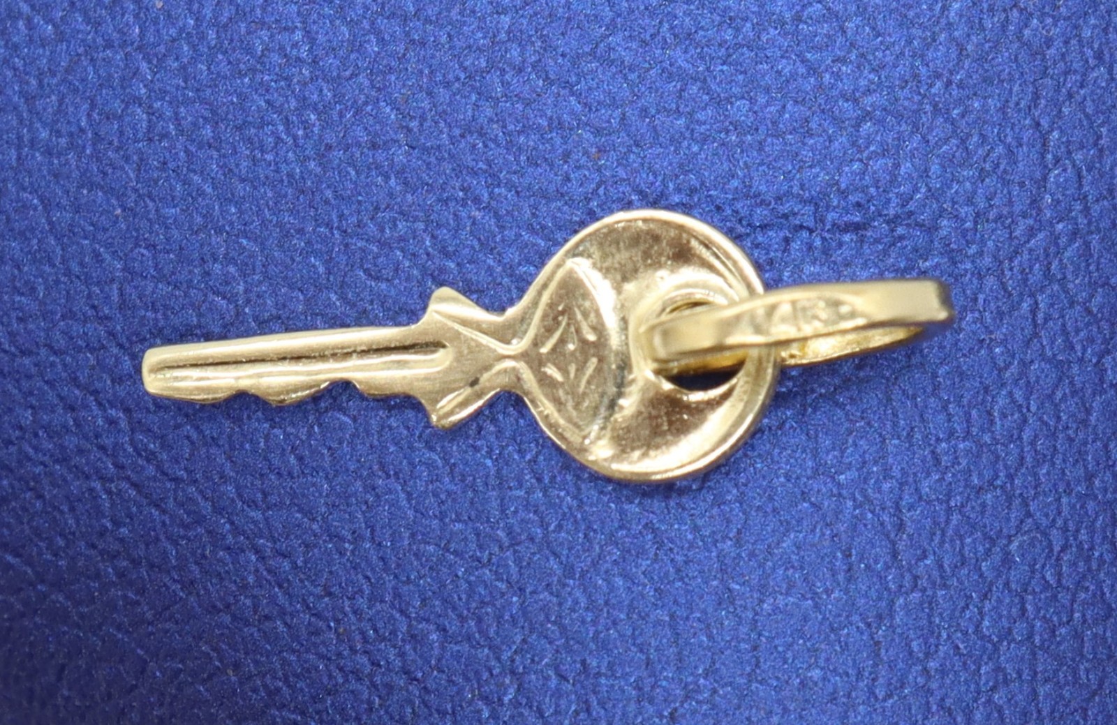 Petite 14K Yellow Gold 1/2″ Key Realtor House Pendant Charm 0.29 grams