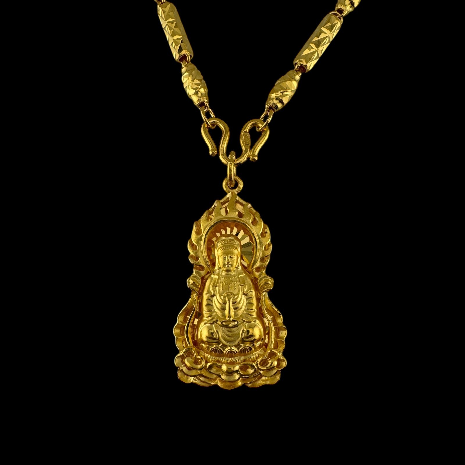 Excellent 24k Gold Seated Buddha Pendant Necklace Lukfook Jeweller 31.1 grams