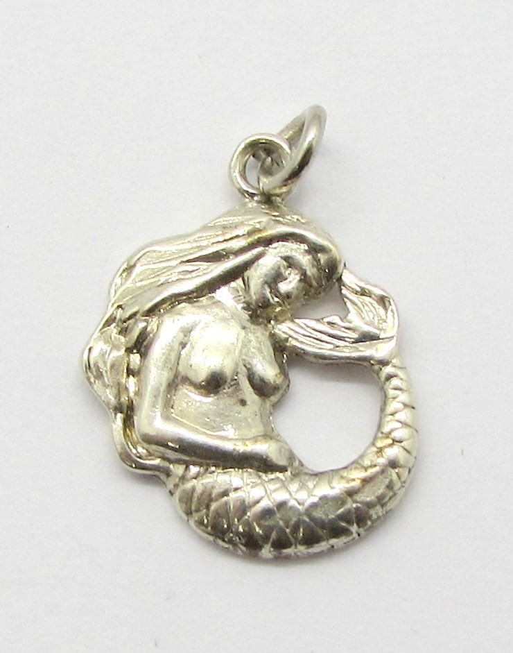 925 STERLING SILVER DETAILED MERMAID CIRCLE CHARM PENDANT 24X16MM ~ 1.7 G