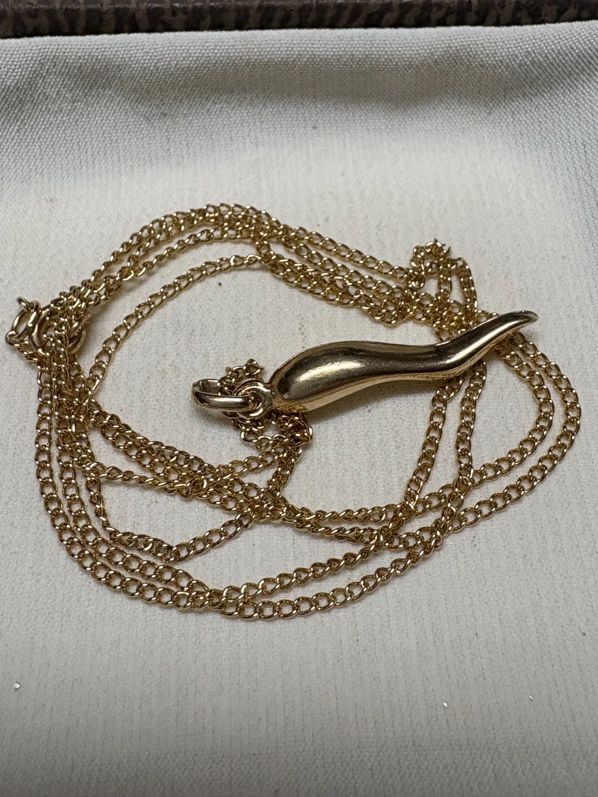 LADIES VINTAGE 14K GOLD ITALIAN HORN PENDANT NECKLACE 14K CURB LINK CHAIN 21 in.