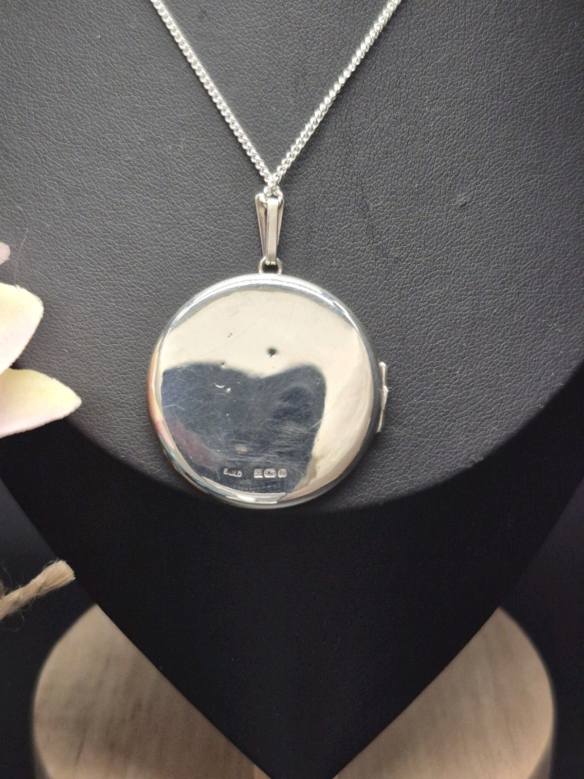 LOCKET – Sterling Silver Round Double Photo Locket Necklace. Hallmarked