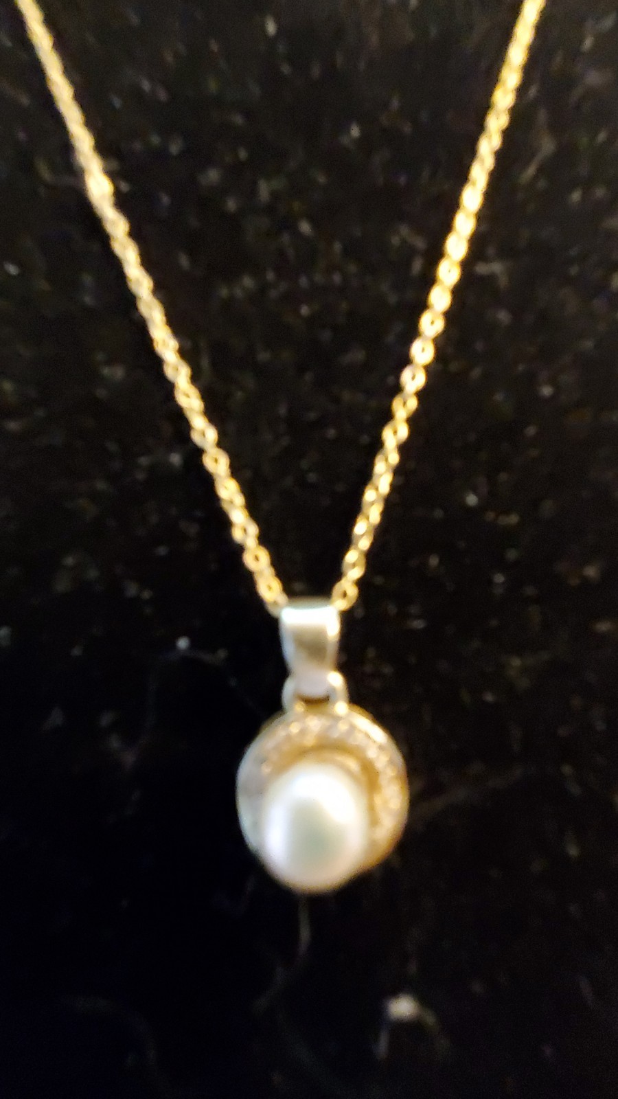 Pearl in Pendant on 18″ Chain in Very Good Condition