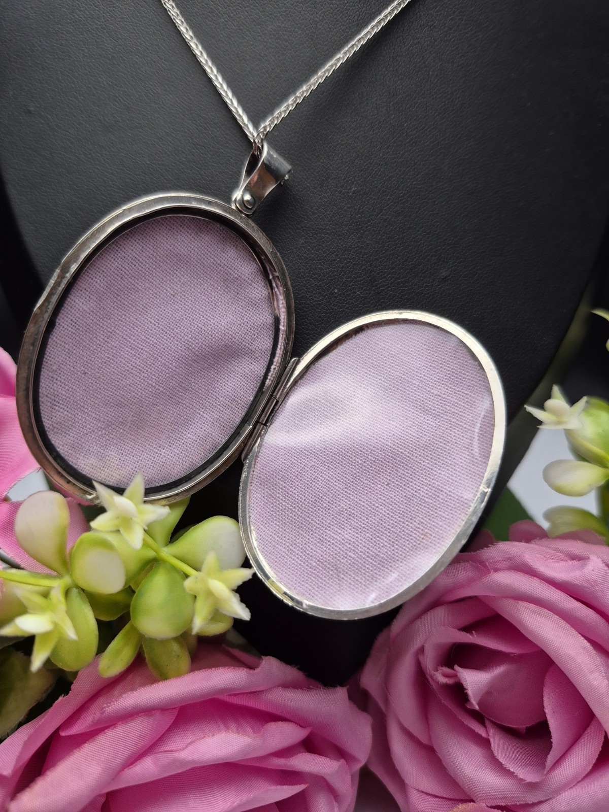 LOCKET – Large Vintage Oval Double Photo Locket/Keepsake with 30″ Chain.