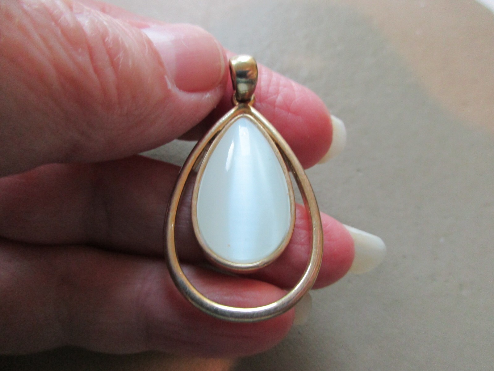 VINTAGE SILVER TONE TEARDROP OPAQUE WHITE FOB CHARM PENDANT NECKLACE PRETTY GIFT