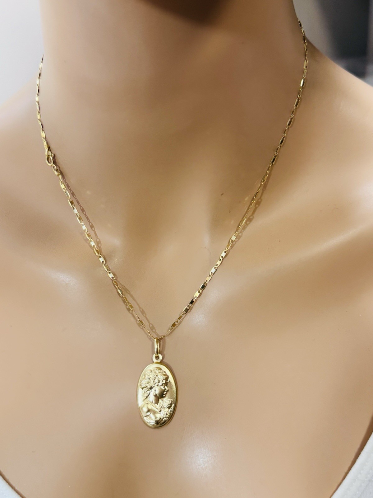 18K 750 Gold Set Queen Elizabeth Earring & Necklace 18” Long 7.6g 3mm
