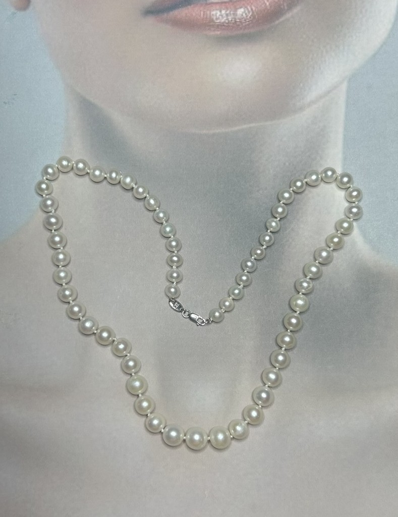 Honora White graduated Cultured Pearl Necklace.
