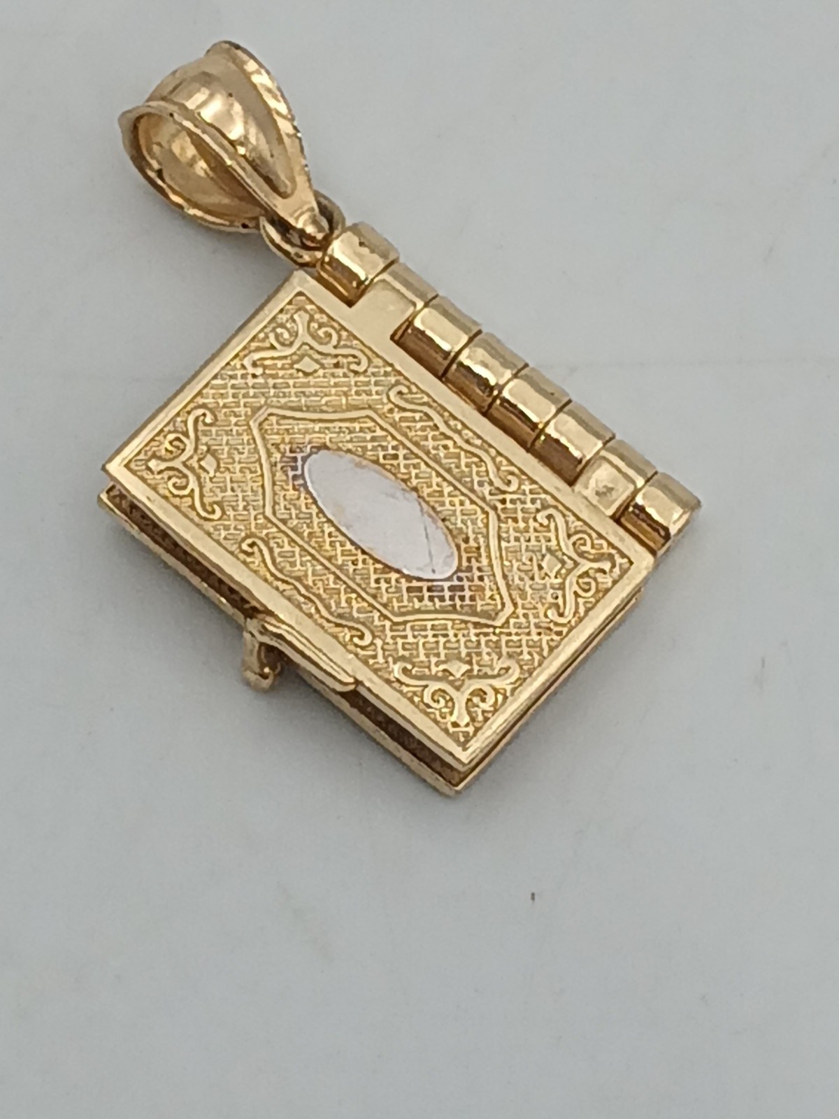 Solid 10K Yellow Gold Opening Pages Holy Bible with Lords Prayer Pendant 3.3gms