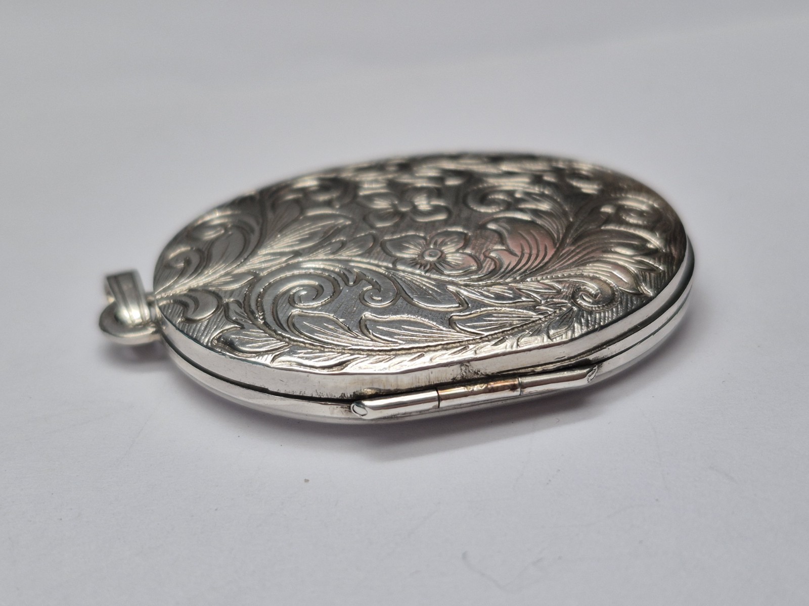 LOCKET – Sterling Silver Vintage Oval Double Photo Locket and Chain. Necklace.