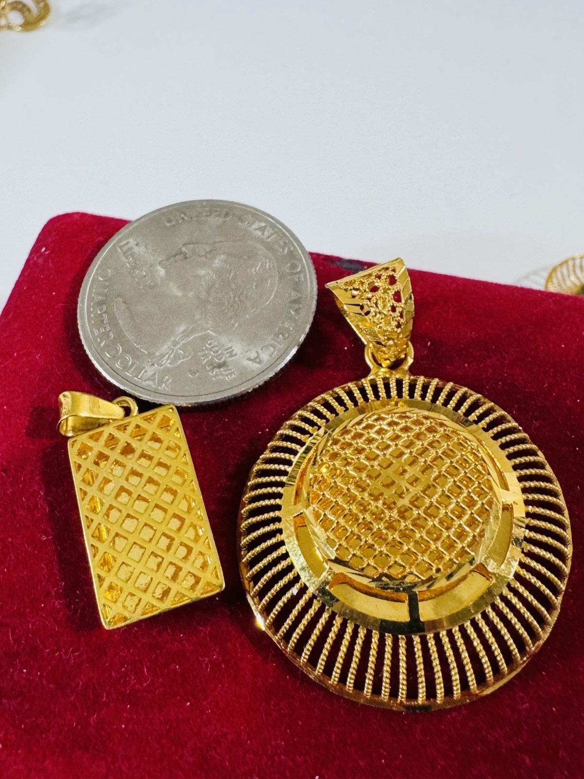 22K 916 22C Real Gold Two Set of Pendant 1 x Bar & 1x Round 7.24g