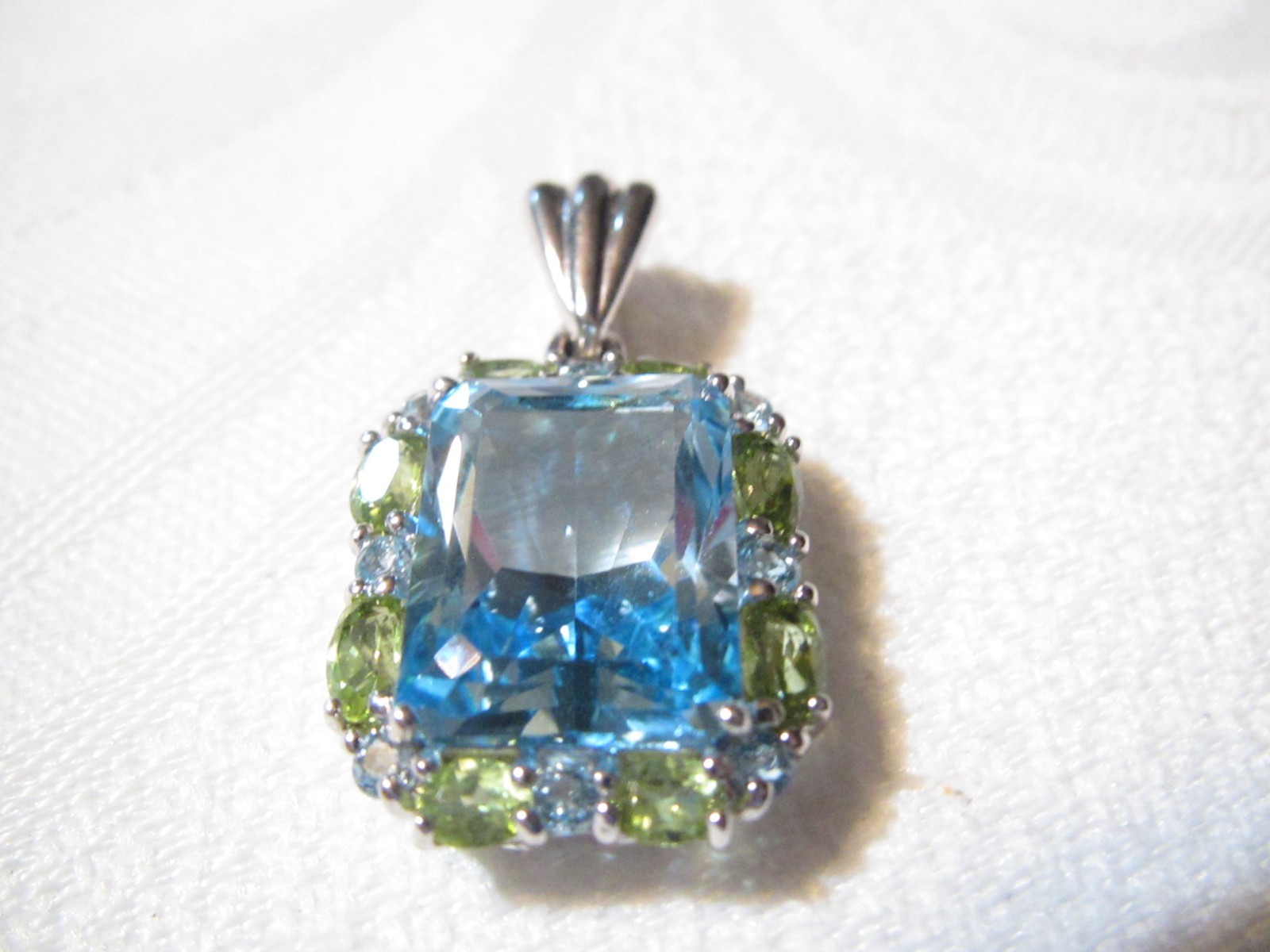 BEAUTIFUL “TOWN & COUNTRY” LARGE STERLING SILVER BLUE OPAZ & PERIDOT PENDANT/ENH