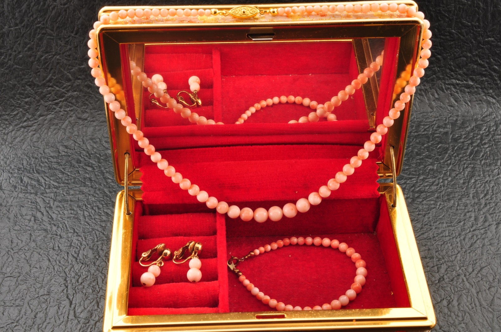 Vintage pink coral Necklace and ear clip, bracelet set (129ct) and Certificate.