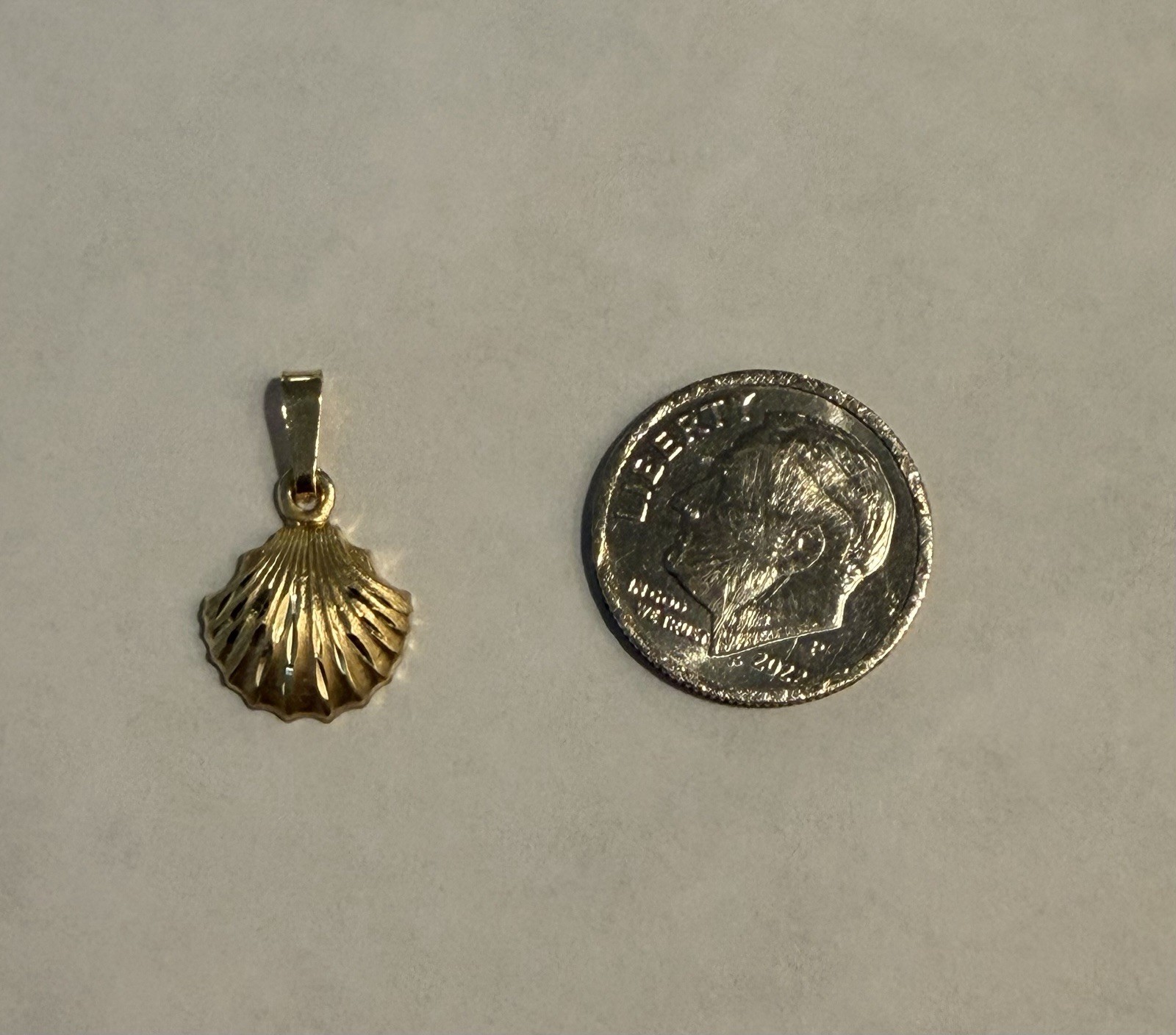 14K Yellow Gold Shell Charm Pendant, Beach Nature Theme, No Stone