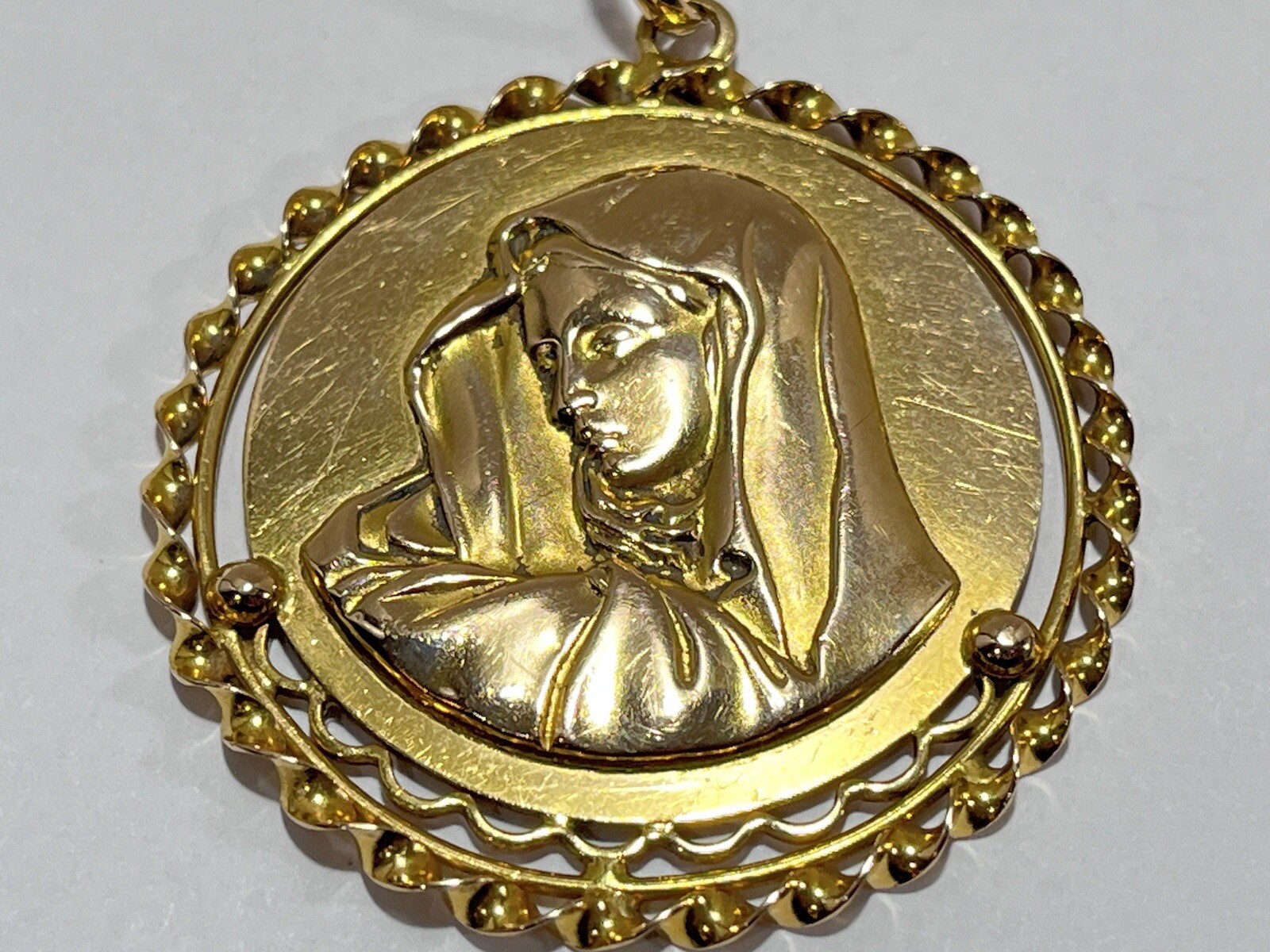 Large 18k Yellow Gold Madonna Pendant A Little Over 1-1/2″ In Diameter! 13.8 Gr.