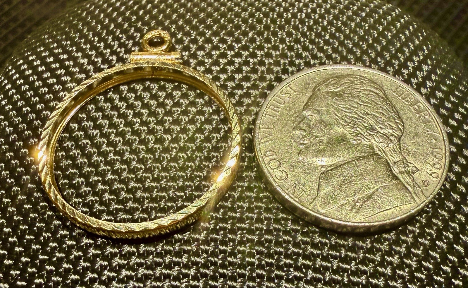14K Gold Diamond Cut Screw-top Coin Bezel