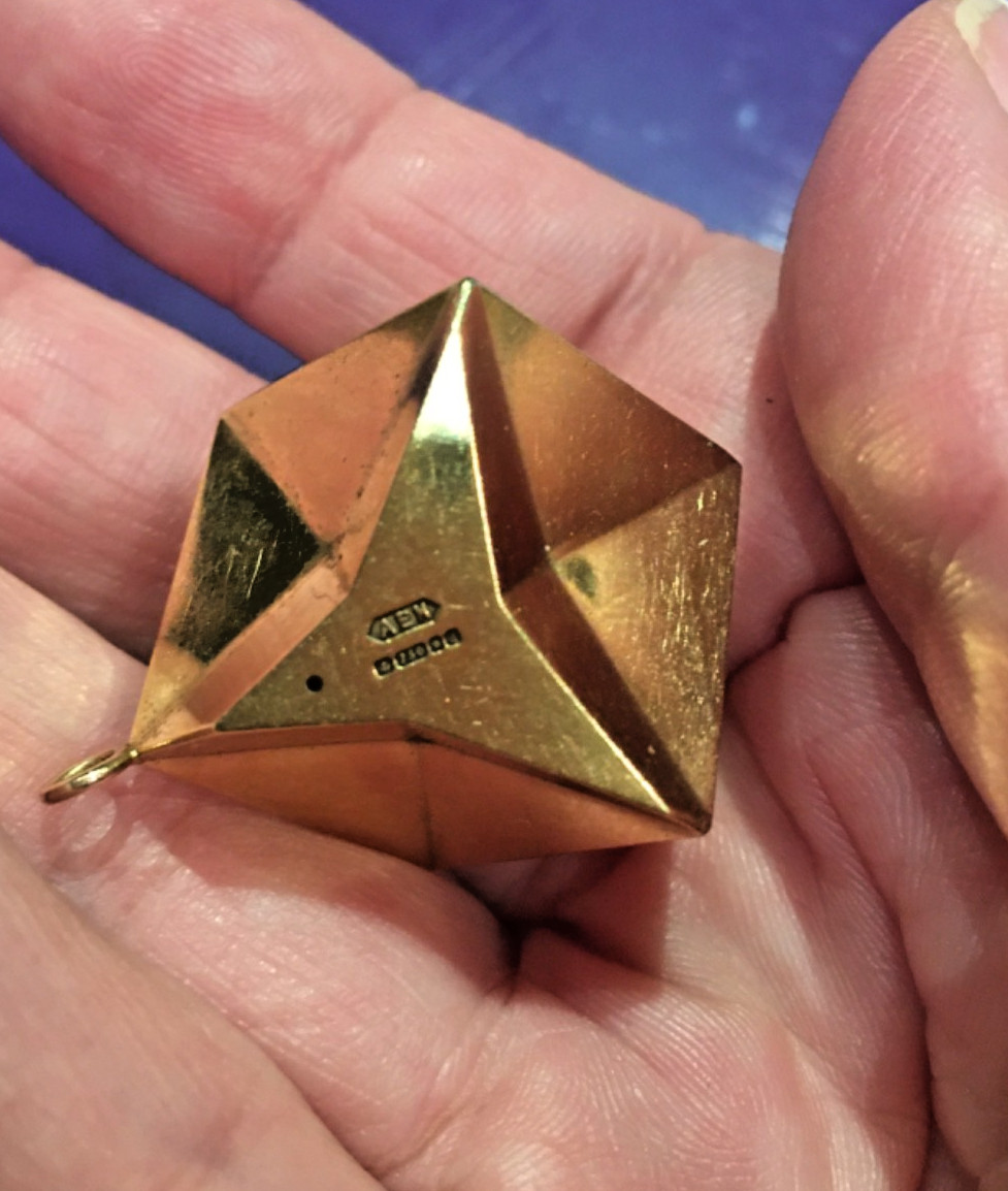Rare 18 Ct Gold Cube pendant with geometric concave sides, dated 1985, rare