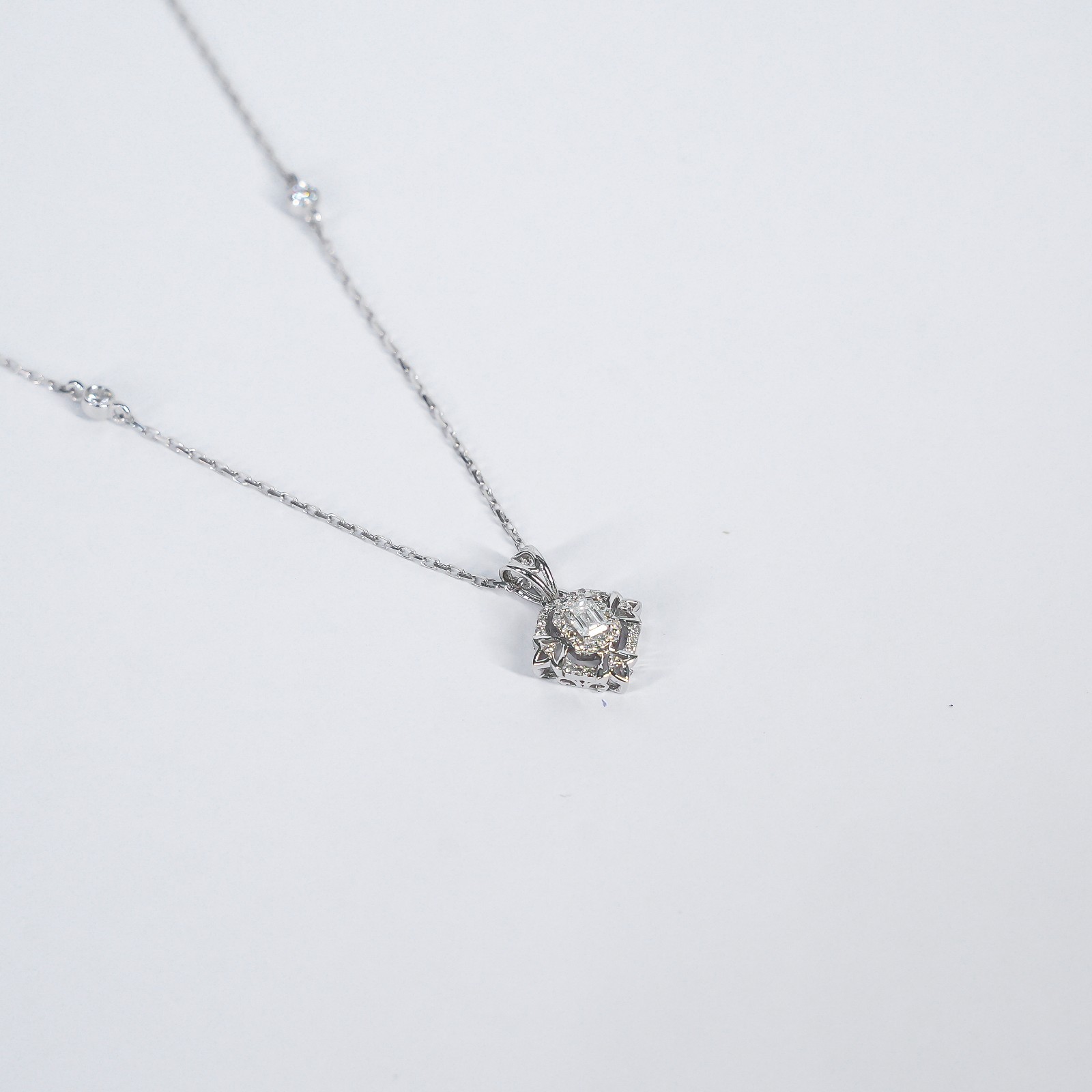 18 KARAT WHITE GOLD NECKLACE | NATURAL DIAMOND | WOMAN | IGI CERTIFIED