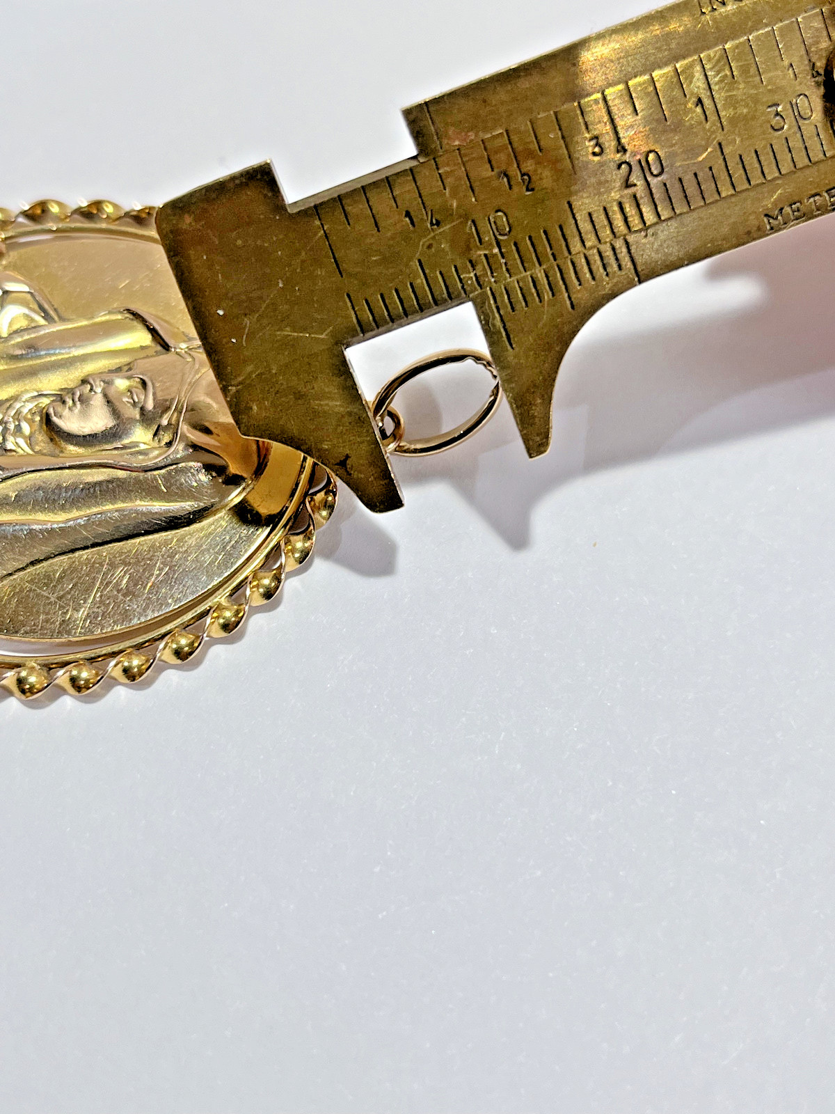Large 18k Yellow Gold Madonna Pendant A Little Over 1-1/2″ In Diameter! 13.8 Gr.