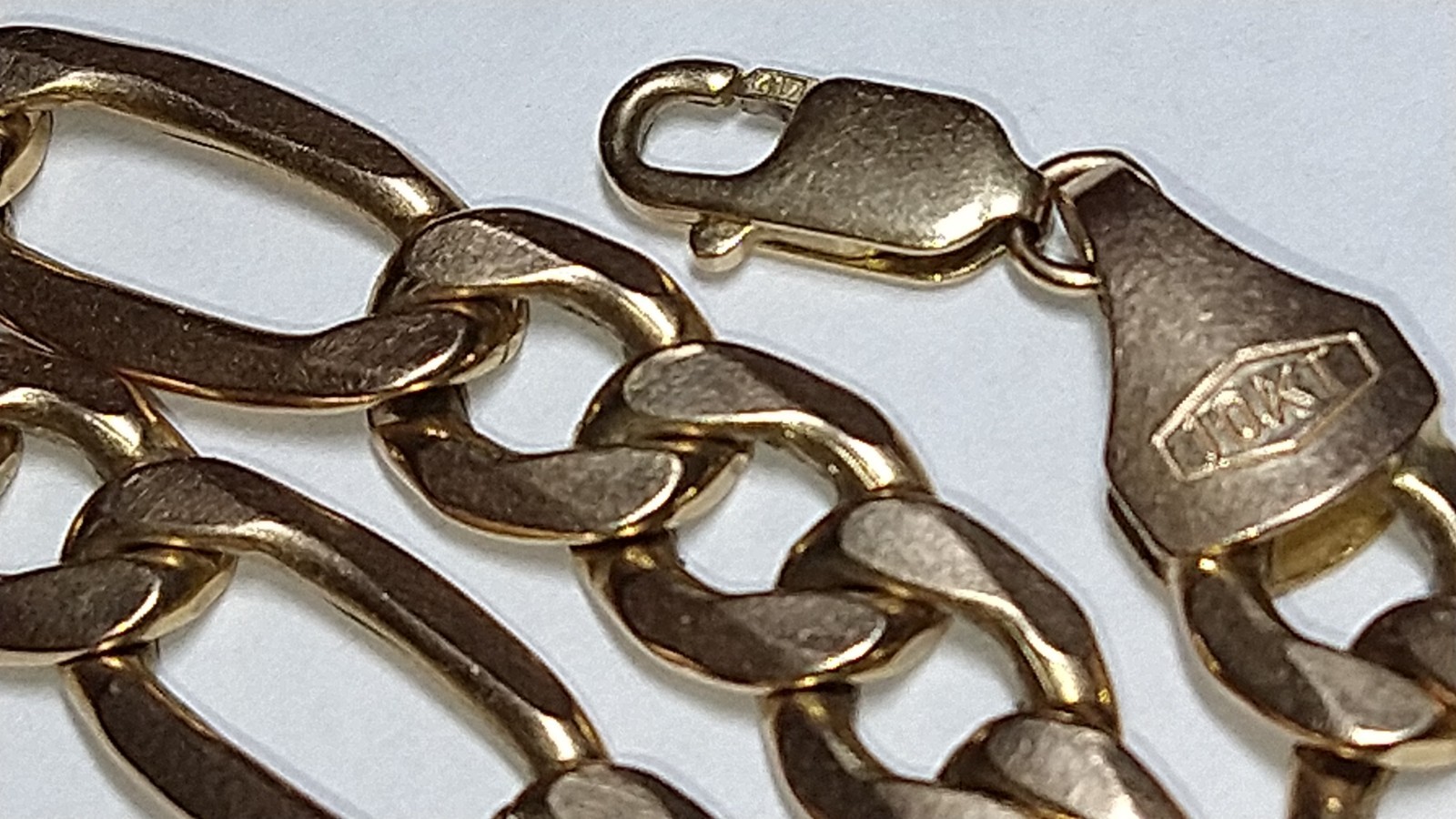 10k gold 8.25mm hollow Italian figaro chain necklace 17.94 grams 22.75″